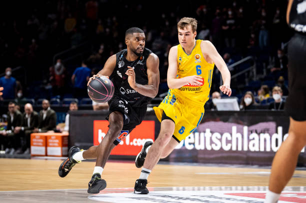 又通过幽默 又通过幽默